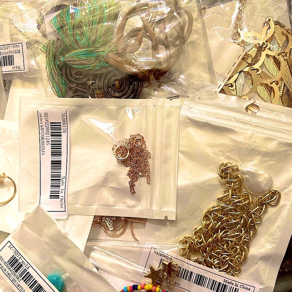 🌾MYSTERY SURPRISE 18 FOR $68 JEWELRY BUNDLE - Picture 6 of 16